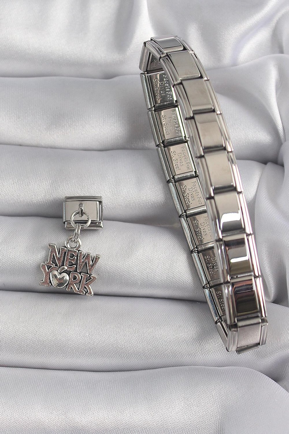 316L Çelik Gümüş Renk Sallantı New York Yazı Model Nomination Charm – PRT3500EB03402