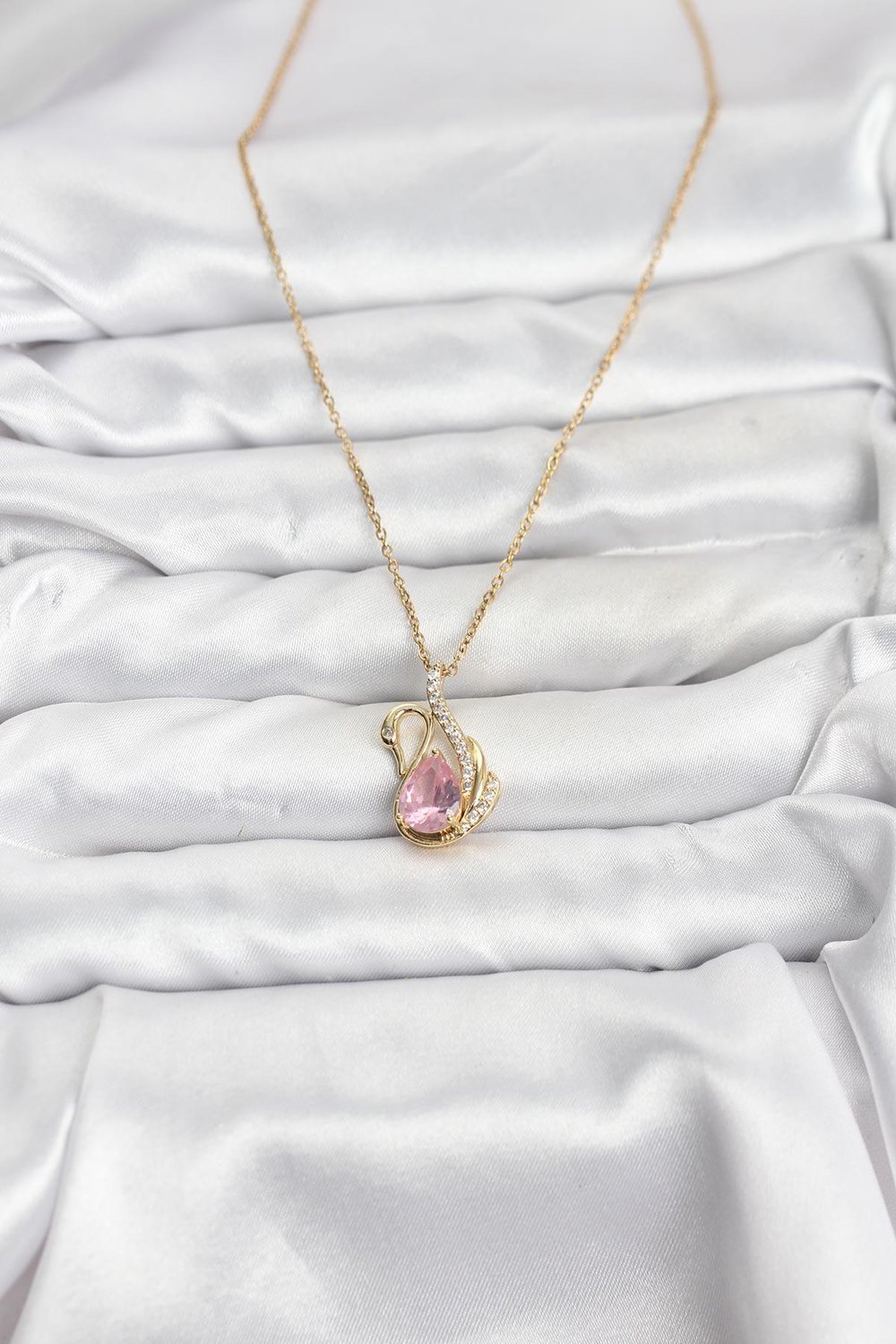 316L Çelik Zincir Gold Renk Pembe Kuğu Model Zirkon Taşlı Kadın Kolye - PRT3500EB10177