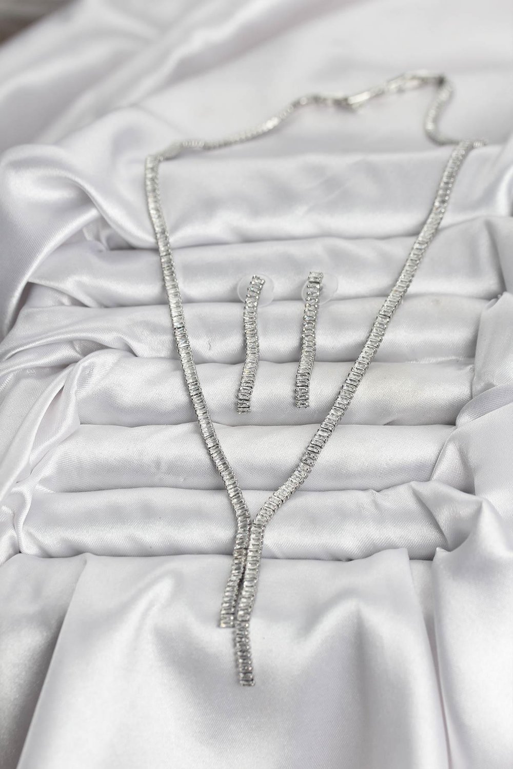 Gümüş Renk Baget Zirkon Taşlı Kadın Kolye Küpe Set – PRT3500EB09382