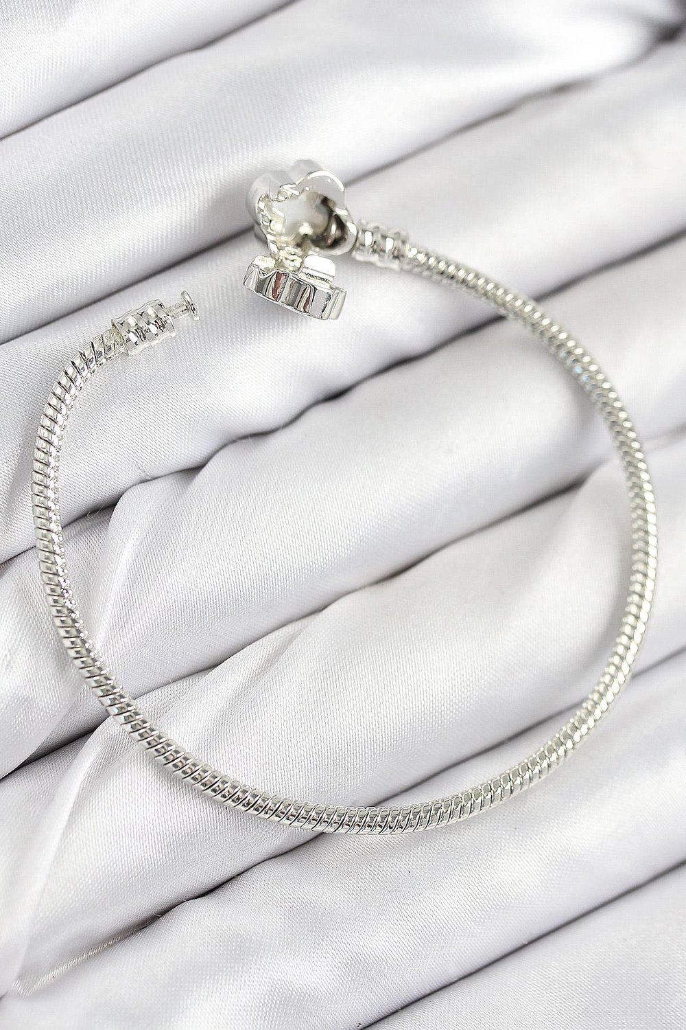 Pirinç Charm Zirkon Taşlı Yonca Model Gümüş Renk Kadın Bileklik – PRT3500EB08660