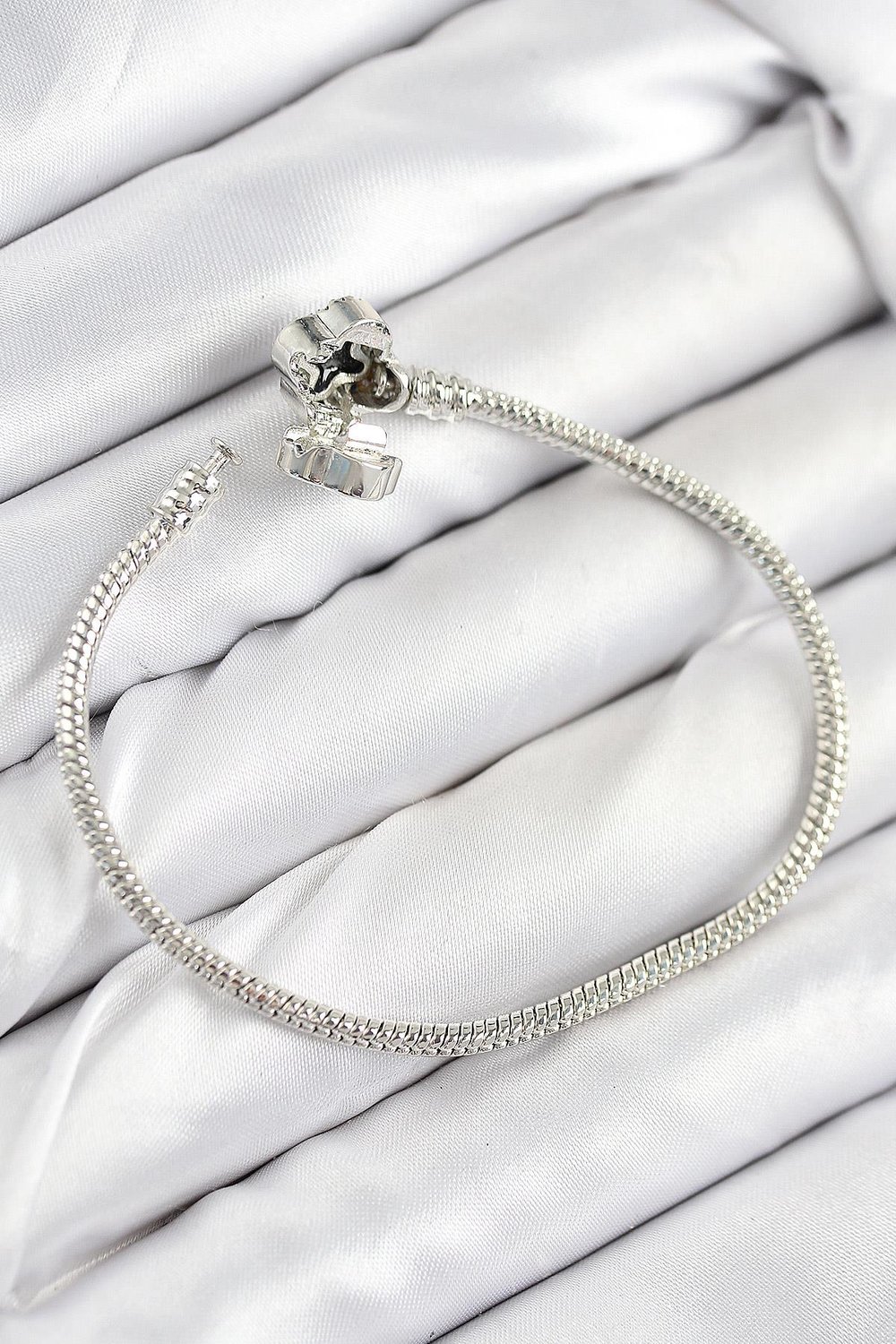 Pirinç Charm Zirkon Taşlı Yonca Model Gümüş Renk Kadın Bileklik – PRT3500EB08661