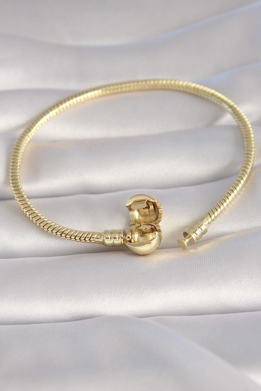 Pirinç Gold Renk İşleme Detay Charm Model Kadın Bileklik - PRT3500EB10080