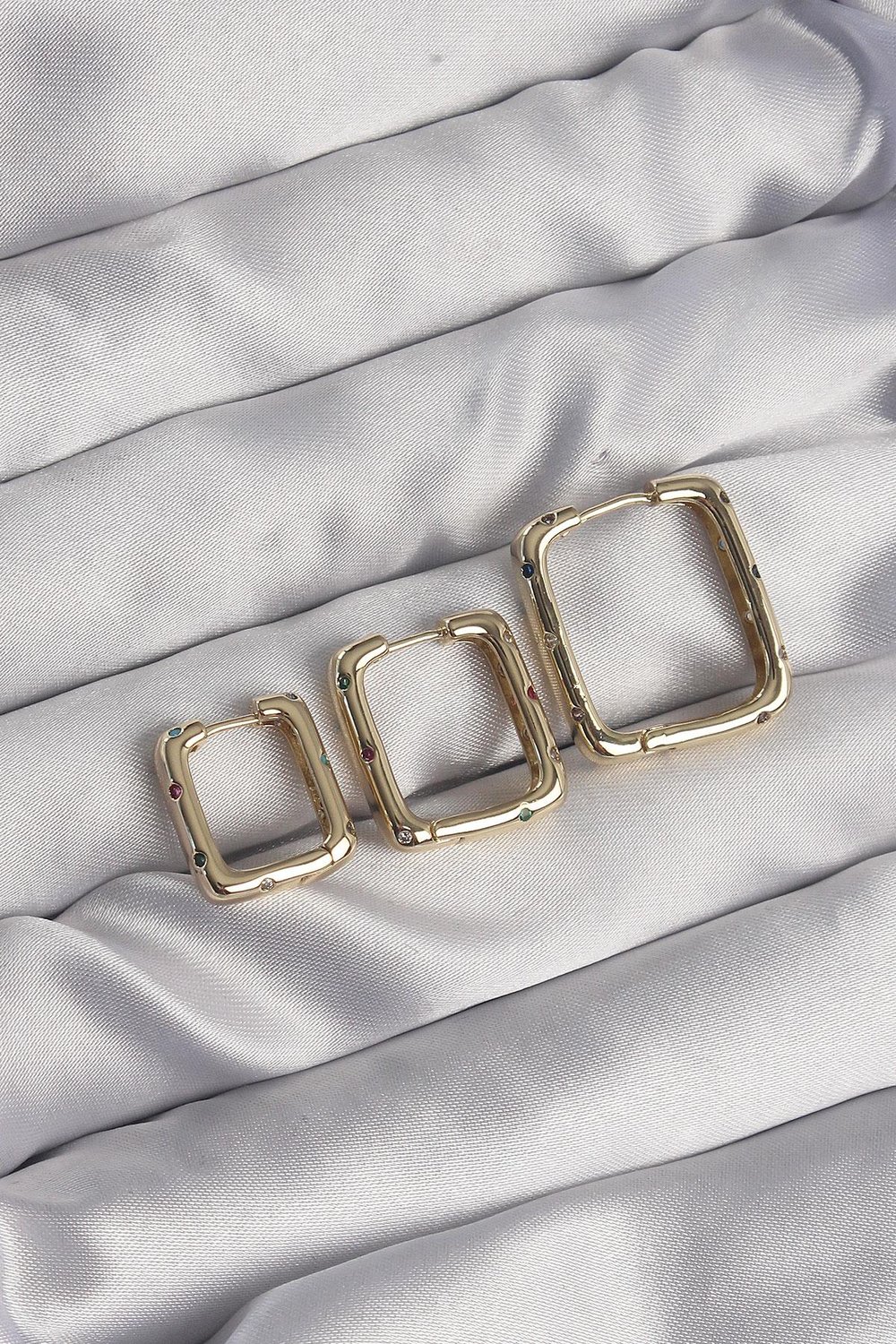 Pirinç Gold Renk Renkli Zirkon Taşlı Kare Model Küpe Seti – PRT3500EB01845