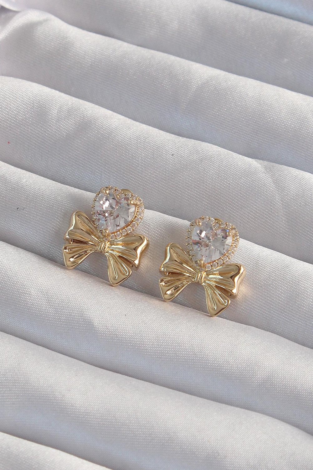 Pirinç Gold Renk Zirkon Taşlı Kalp Model Fiyonk Küpe – PRT3500EB02034