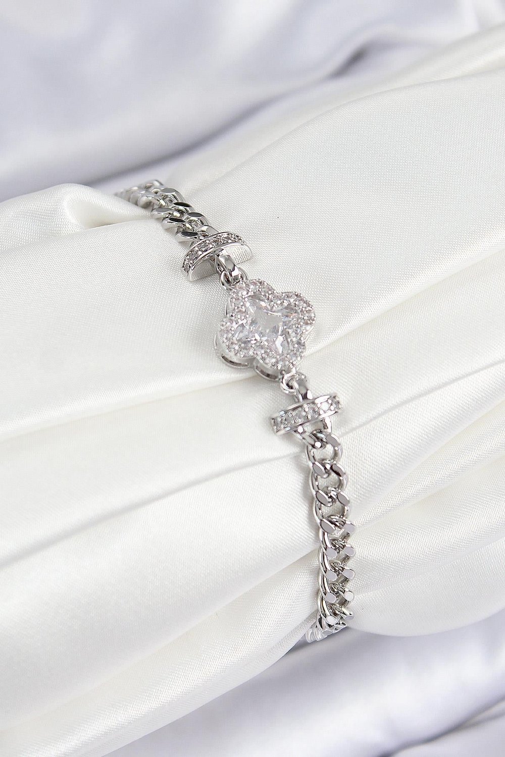 Pirinç Zirkon Taşlı Yonca Model Gümüş Renk Kadın Bileklik – PRT3500EB07890