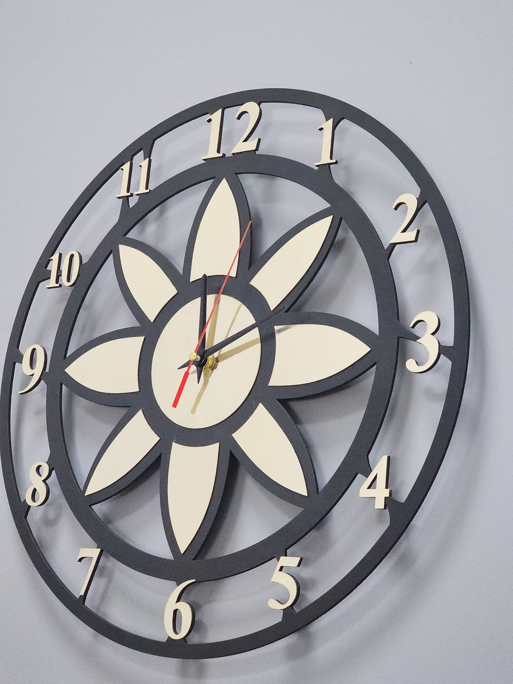 Modern Lotus Desenli Siyah-Gold Dekoratif Duvar Saati - Sessiz Mekanizma