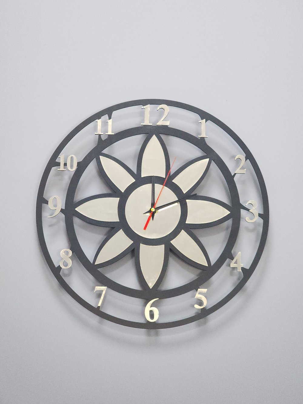 Modern Lotus Desenli Siyah-Gold Dekoratif Duvar Saati - Sessiz Mekanizma