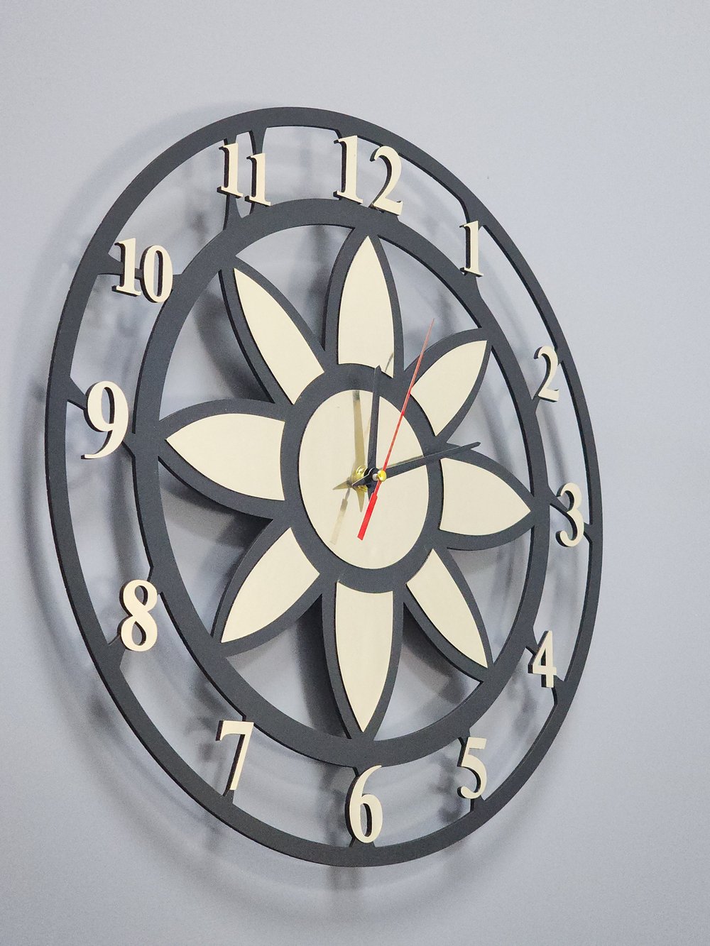 Modern Lotus Desenli Siyah-Gold Dekoratif Duvar Saati - Sessiz Mekanizma