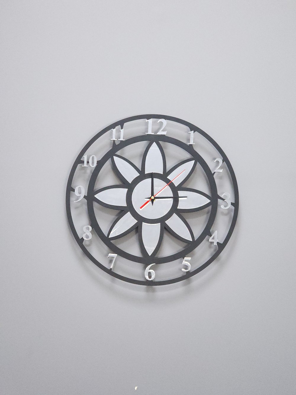 Modern Lotus Desenli Siyah-Gumus Dekoratif Duvar Saati - Sessiz Mekanizma