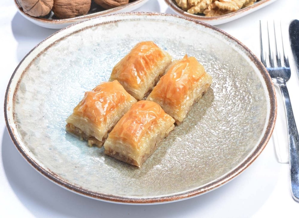 Seyidoğlu El Yapımı Cevizli Baklava 1 Kg — altın sarısı ince yufka, bol ceviz dolgulu dilimler