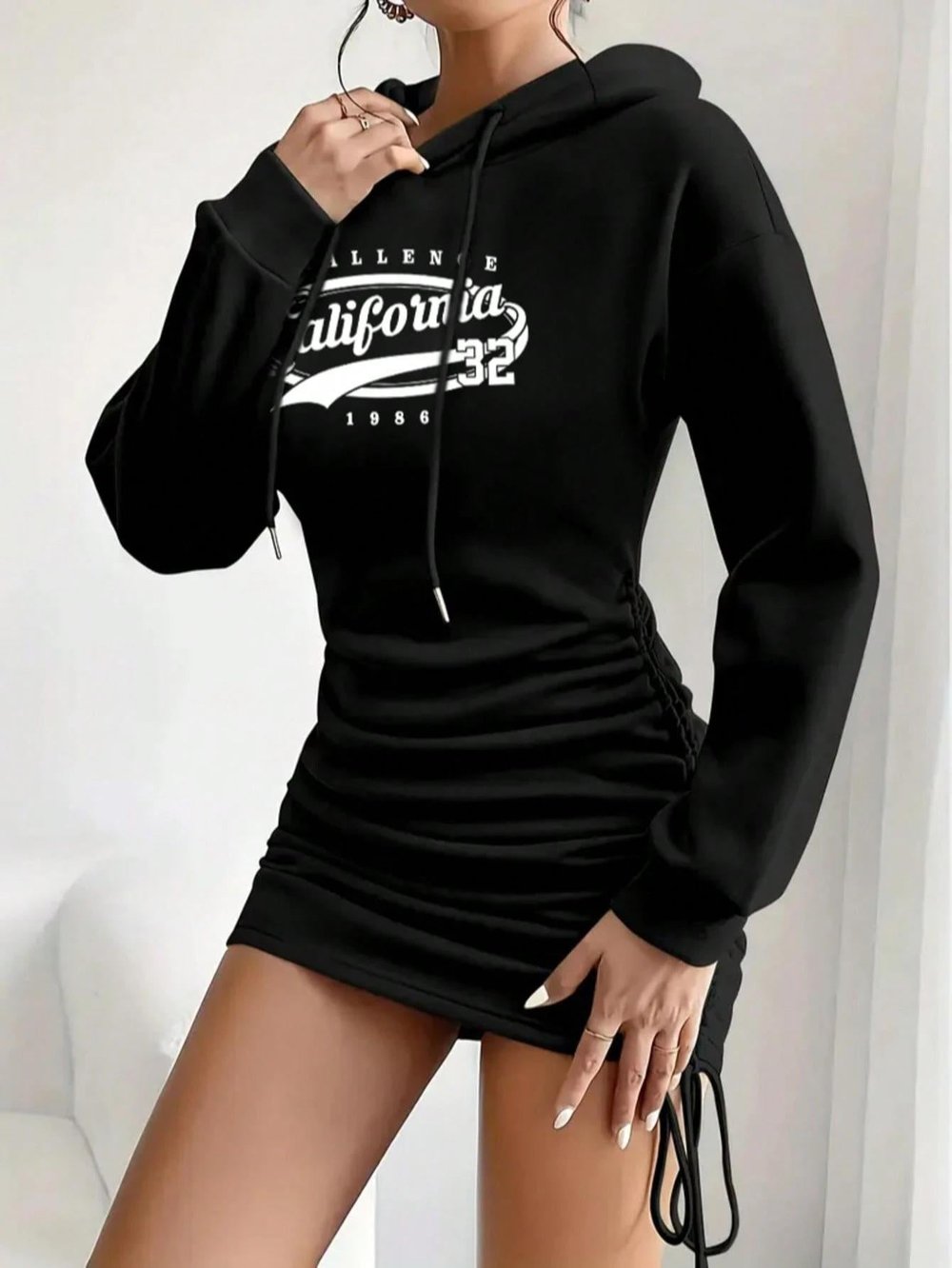 California Baskılı Siyah Yan Büzgülü Kapüşonlu Mini Sweatshirt Elbise