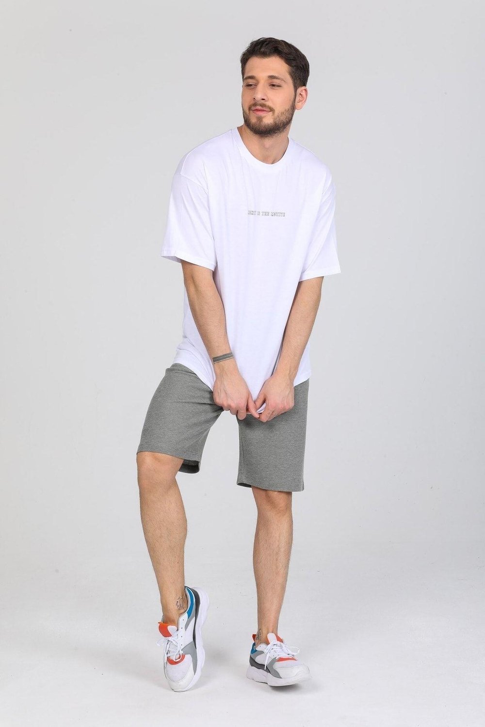 Oversize Hırsız Desenli Beyaz T-shirt