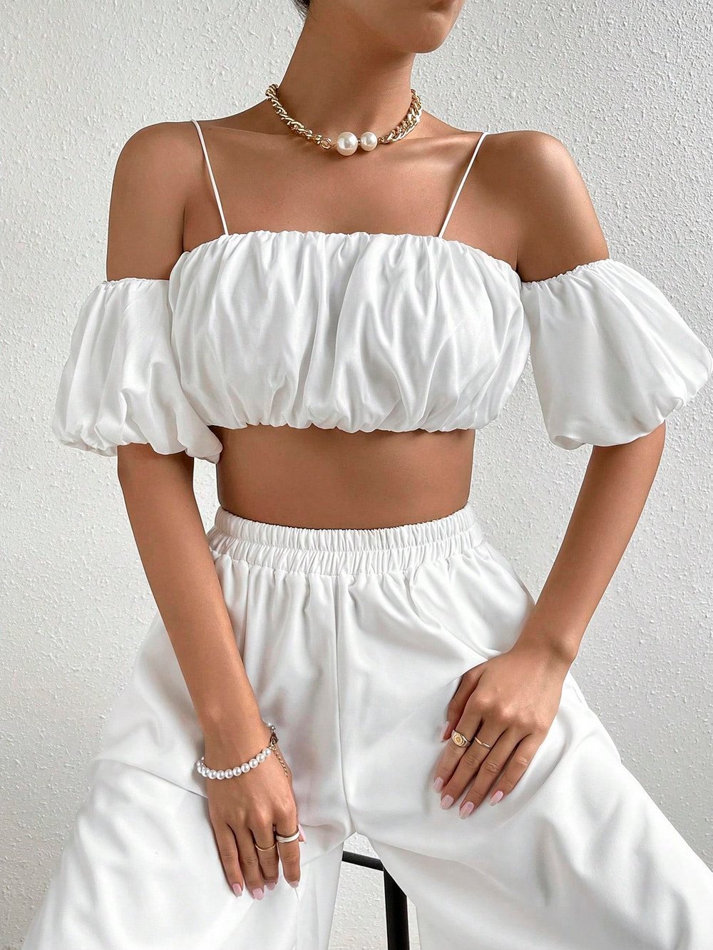 Kadın Beyaz Off Shoulder Crop Bluz – Askılı, Lastikli, Kısa Kollu Yazlık Şık Üst