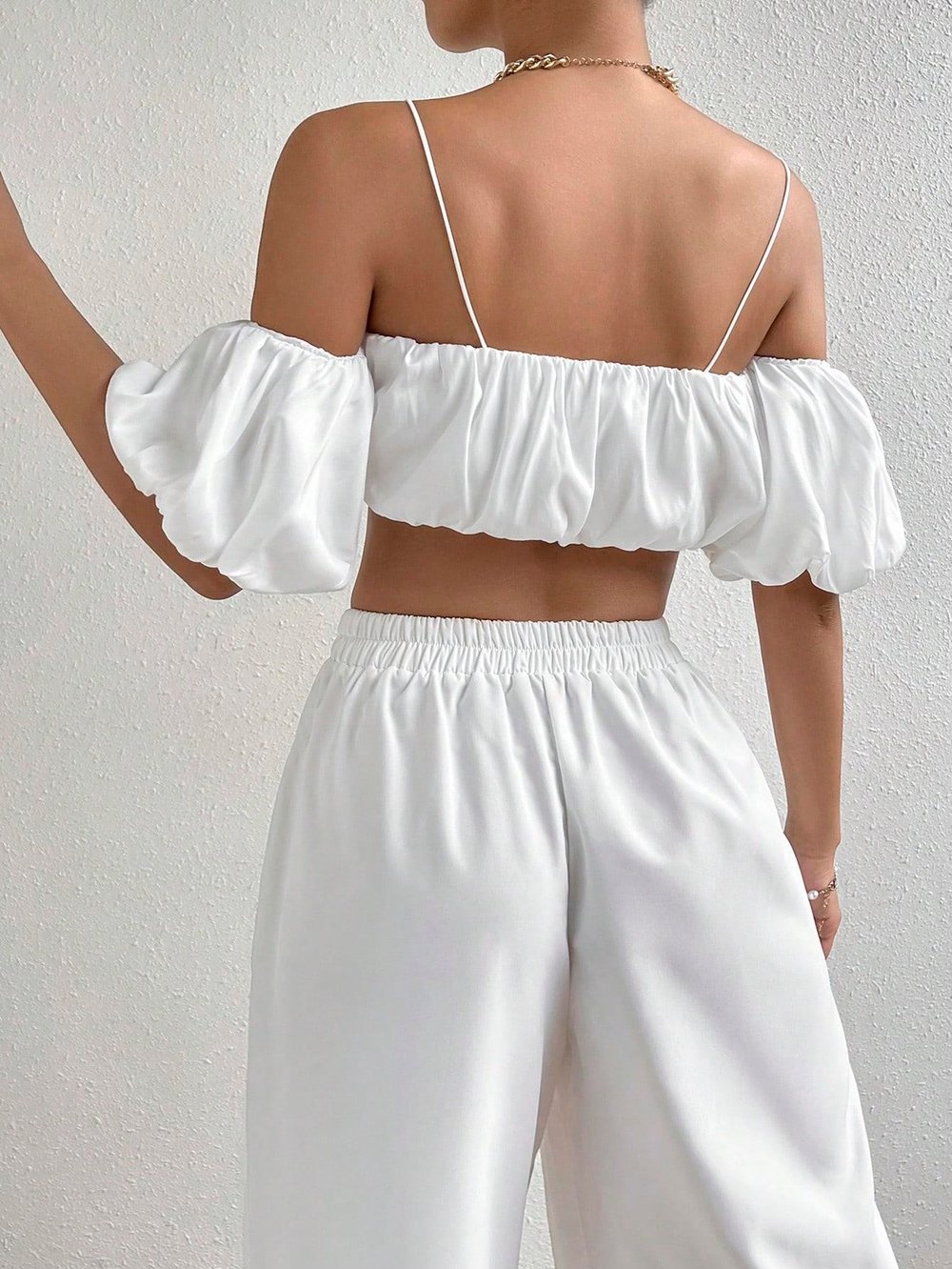 Kadın Beyaz Off Shoulder Crop Bluz – Askılı, Lastikli, Kısa Kollu Yazlık Şık Üst
