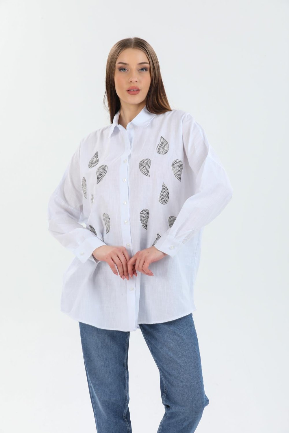 Kadın Beyaz Taş Detaylı Oversize Gömlek - Şık ve Rahat Tasarım