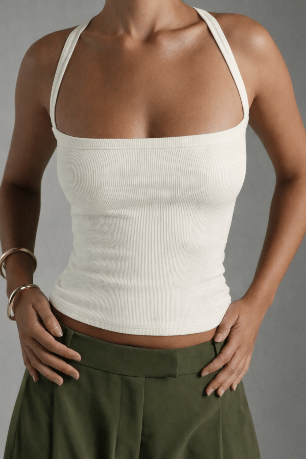 Kadın Ekru Askılı Crop Atlet – Fitilli Kumaş, Çapraz Askı Detaylı, Esnek Slim Fit Yazlık Büstiyer