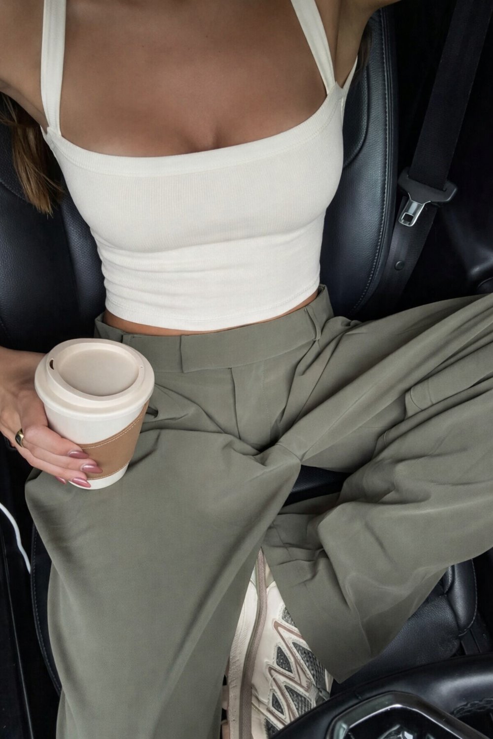 Kadın Ekru Askılı Crop Atlet – Fitilli Kumaş, Çapraz Askı Detaylı, Esnek Slim Fit Yazlık Büstiyer