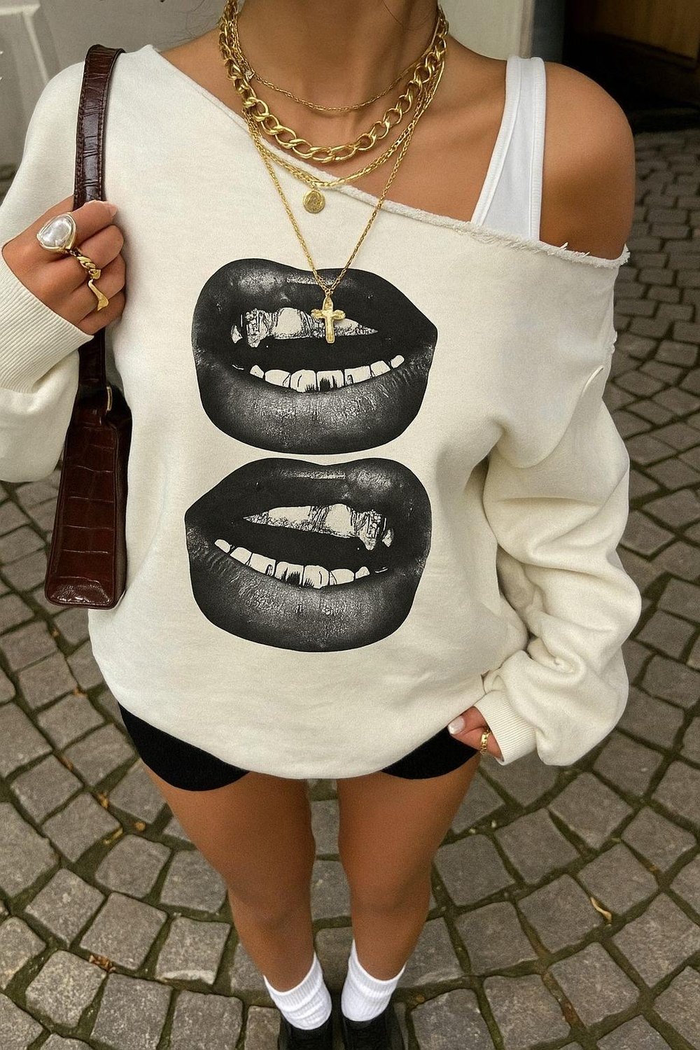 Kadın Ekru Oversize Sweatshirt – Baskılı Dudak Baskı Desenli, Sokak Stili, Rahat Kesim