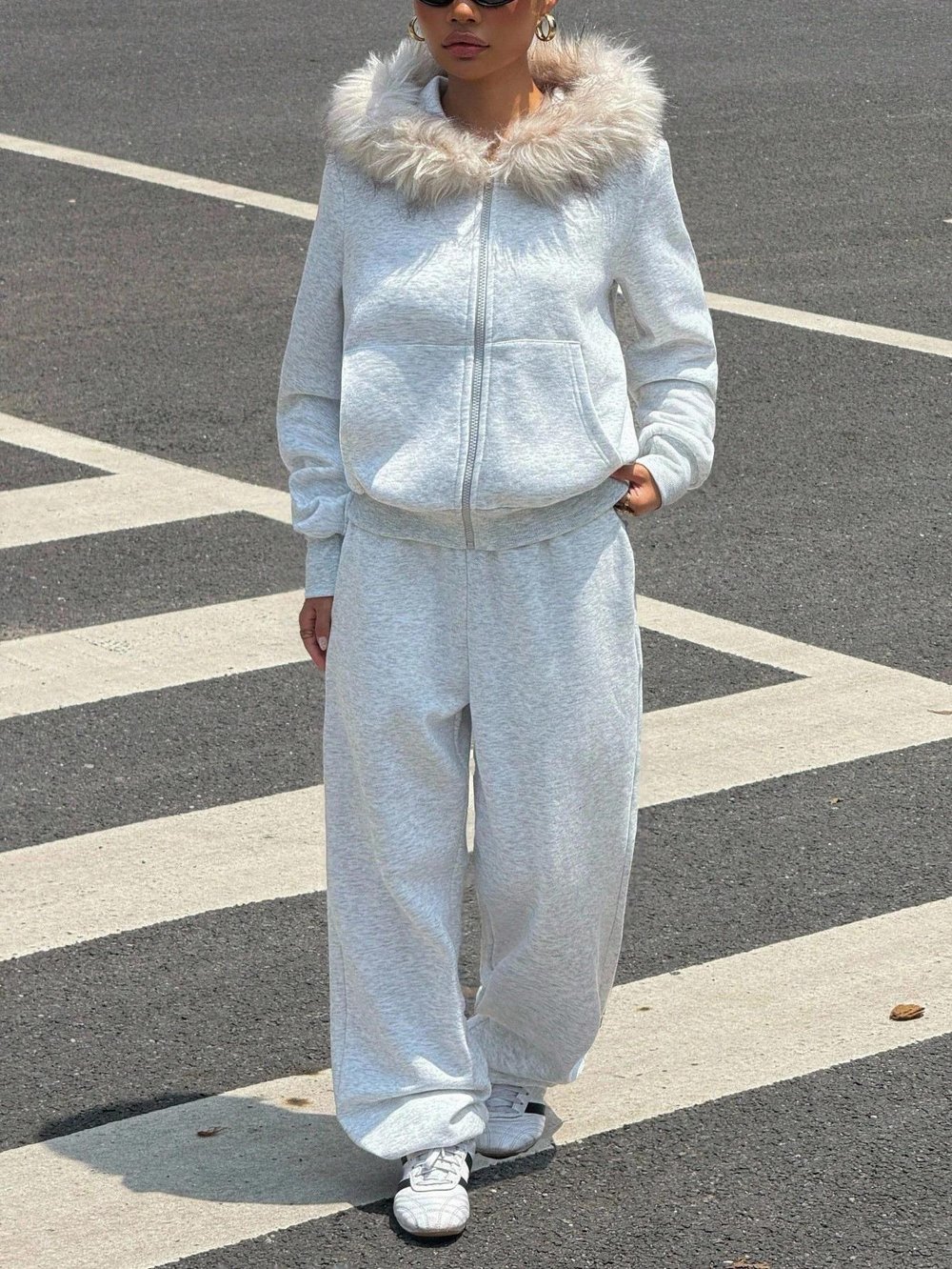 Kadın Gri Fermuarlı Kapüşonlu Sweatshirt Eşfoman Takımı – Kürklü Kapüşon, Cepli, Rahat Kalıp