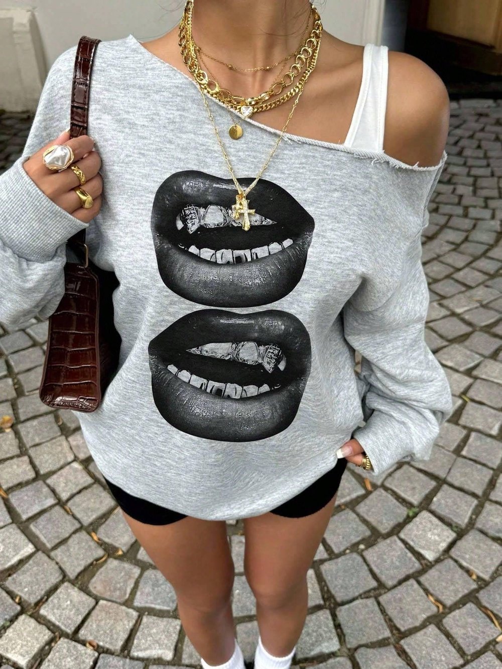 Kadın Gri Oversize Sweatshirt – Baskılı Dudak Baskı Desenli, Sokak Stili, Rahat Kesim