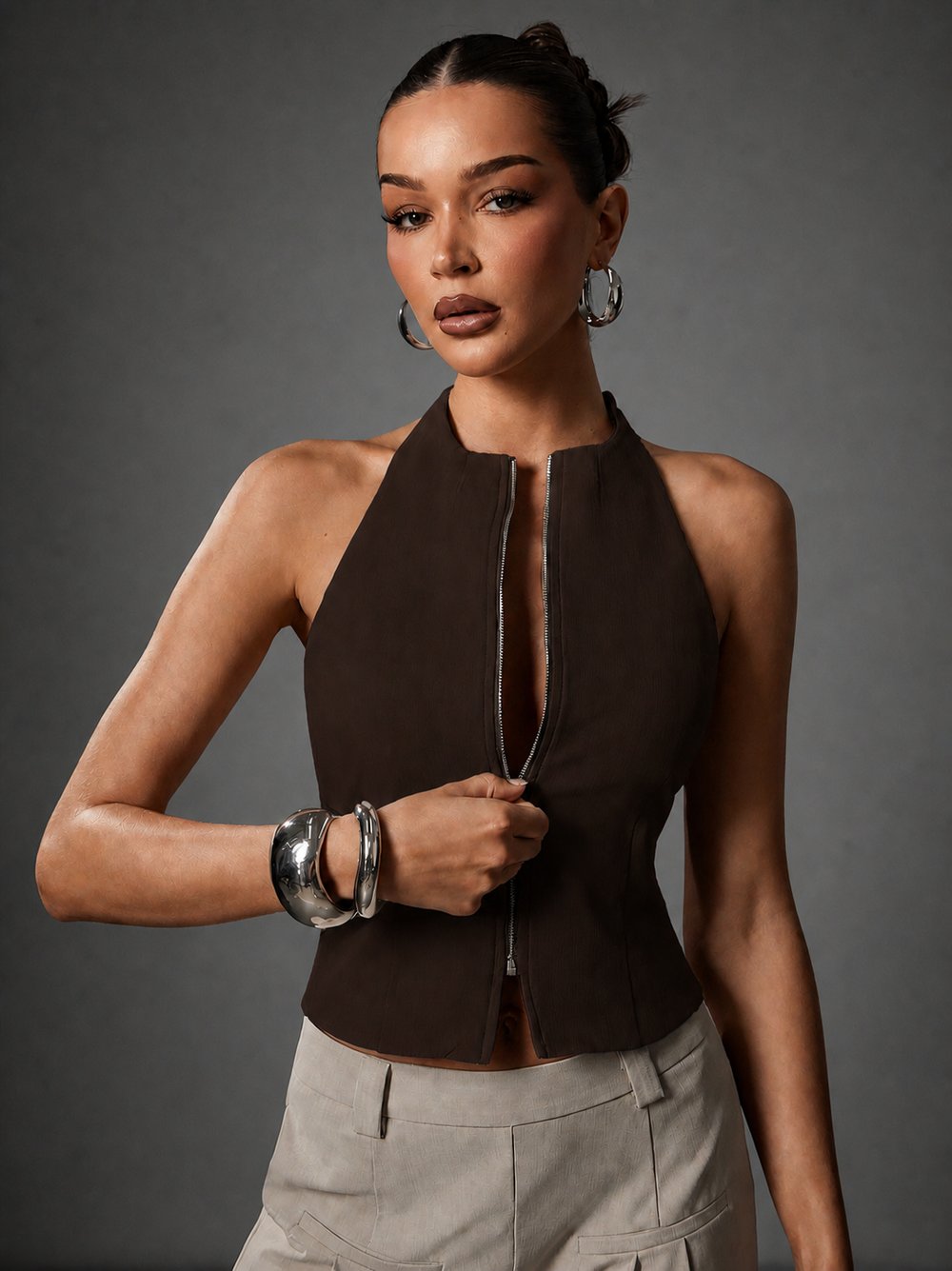Kadın Koyu Acı Kahverengi Fermuarlı Halter Yaka Atlas Kumaş Bluz Şık & Modern Fit
