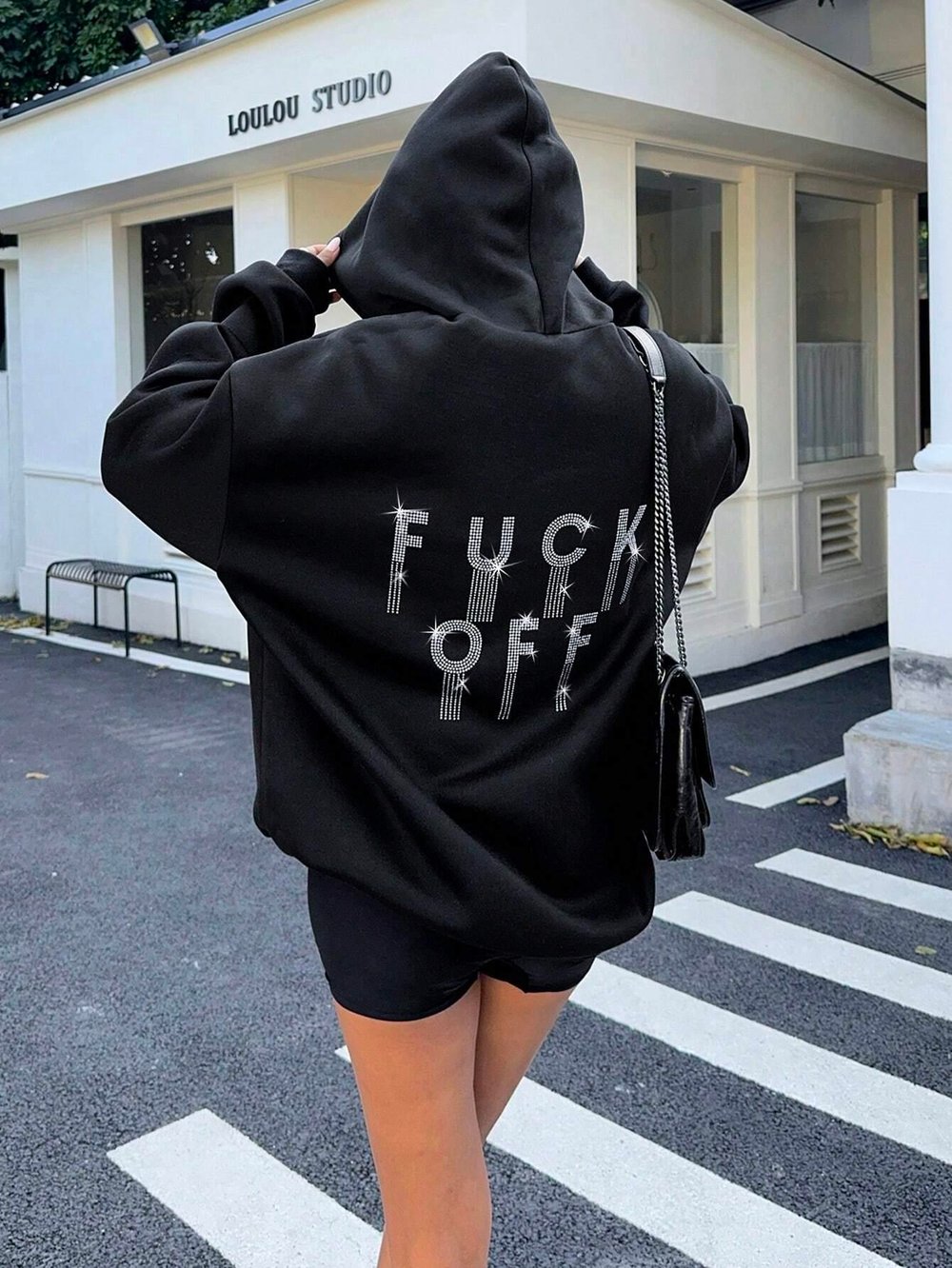 Kadın Siyah Oversize Kapüşonlu Sweatshirt – Taş Detaylı “F*ck Off” Yazılı – Rahat Günlük Kapüşonlu Üst