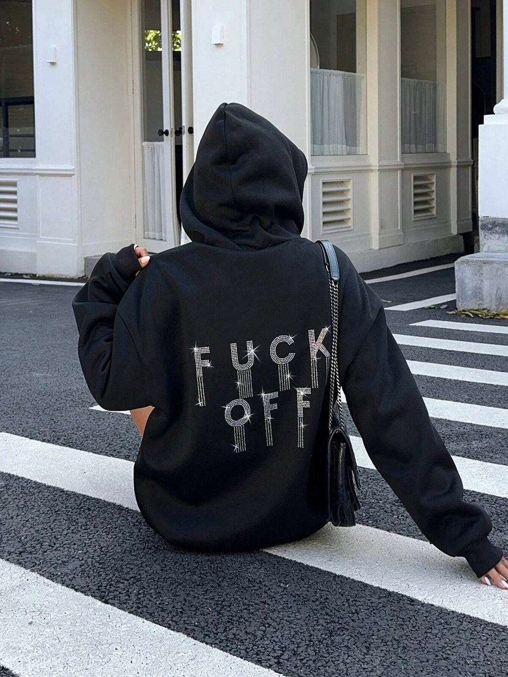 Kadın Siyah Oversize Kapüşonlu Sweatshirt – Taş Detaylı “F*ck Off” Yazılı – Rahat Günlük Kapüşonlu Üst