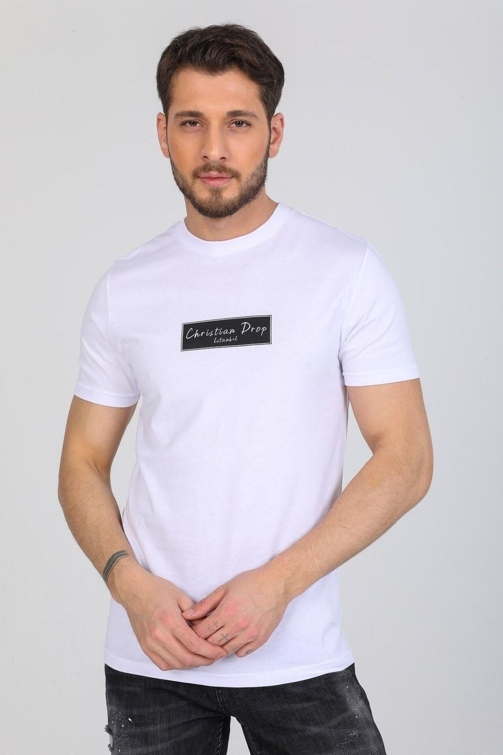 Minimal Ayı Desenli Beyaz T-shirt