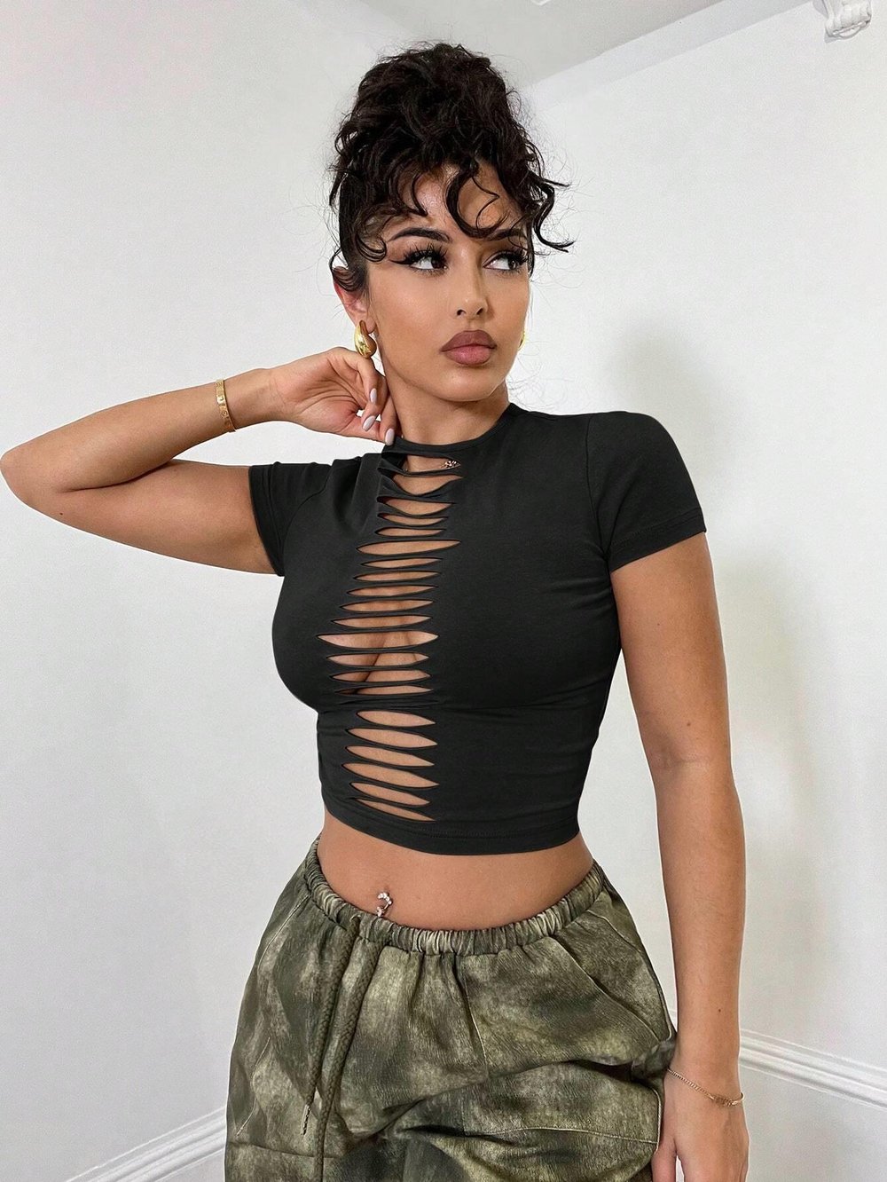 Önü Yırtık Detaylı Siyah Fitted Crop Tişört