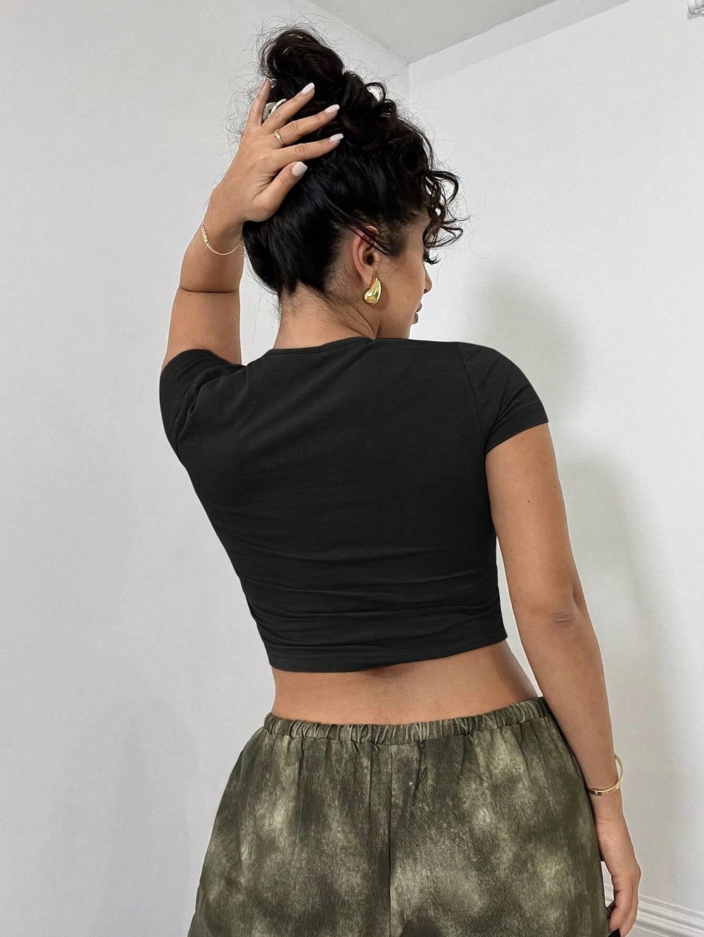 Önü Yırtık Detaylı Siyah Fitted Crop Tişört