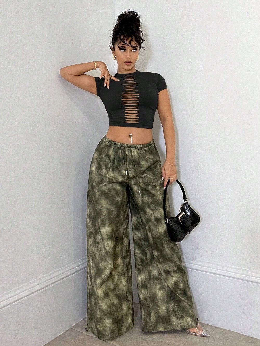 Önü Yırtık Detaylı Siyah Fitted Crop Tişört