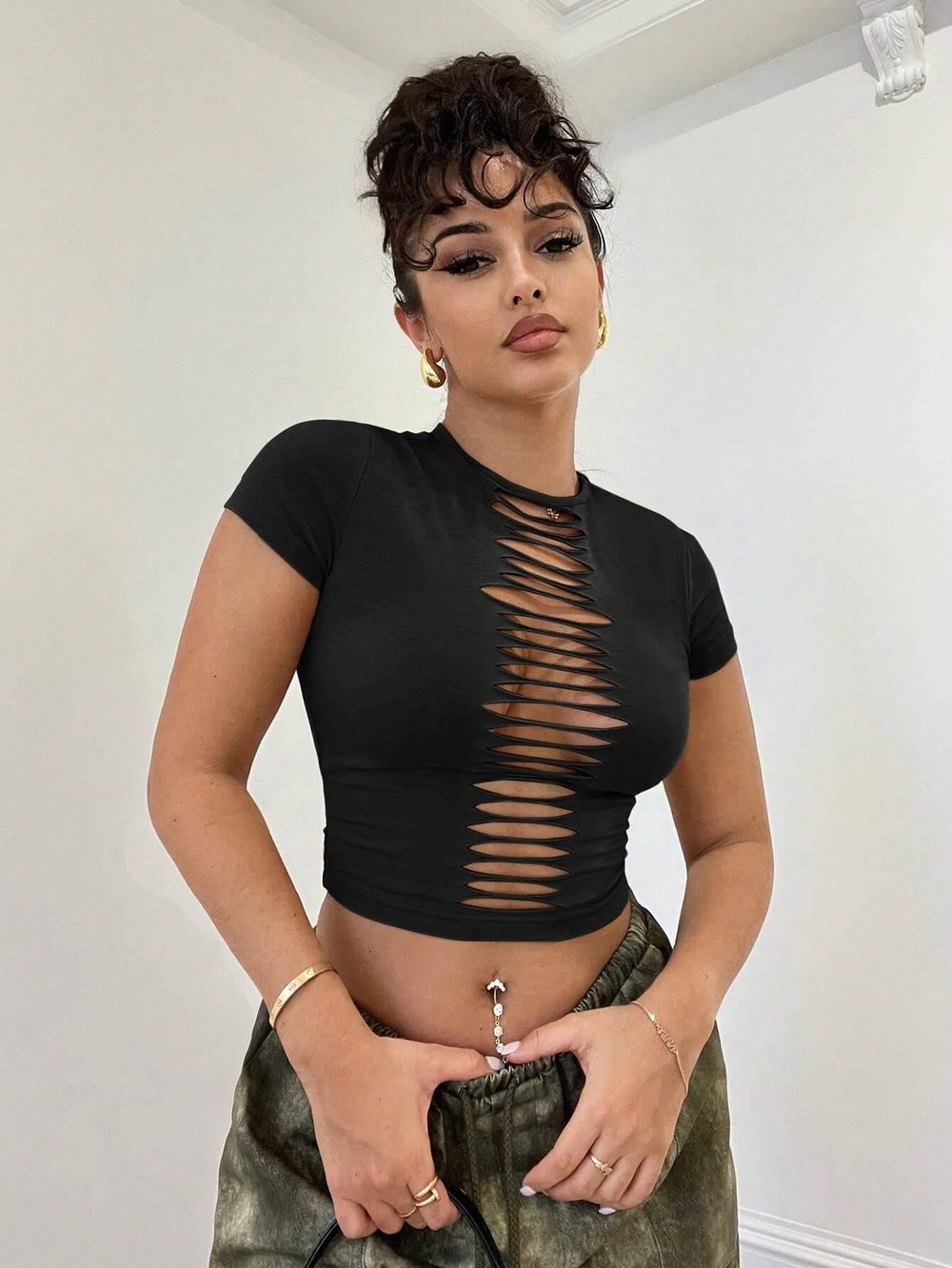 Önü Yırtık Detaylı Siyah Fitted Crop Tişört