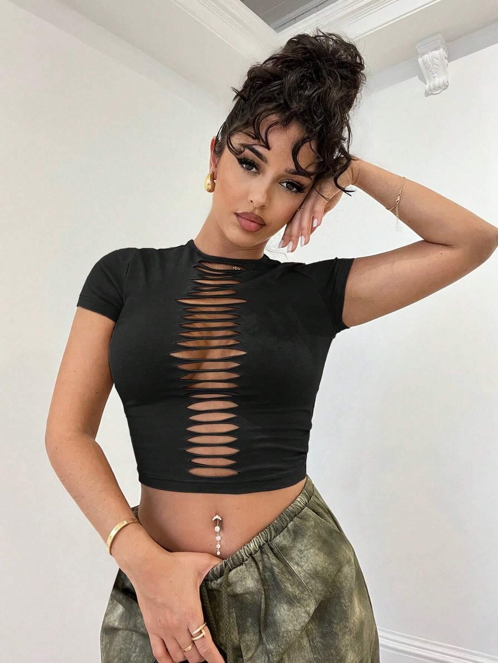 Önü Yırtık Detaylı Siyah Fitted Crop Tişört