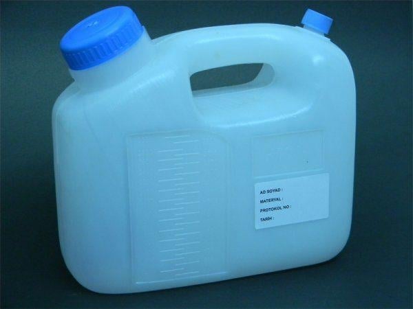 Plastik 24 Saatlik İdrar Biriktirme Kabı, PE. Geniş ağızlı, vida kapaklı. Yatık.