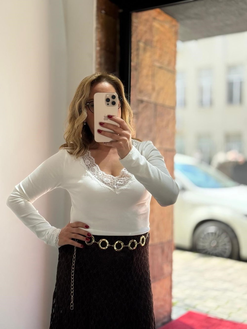 Beyaz Yaka Bilek Dantel Detaylı Bluz