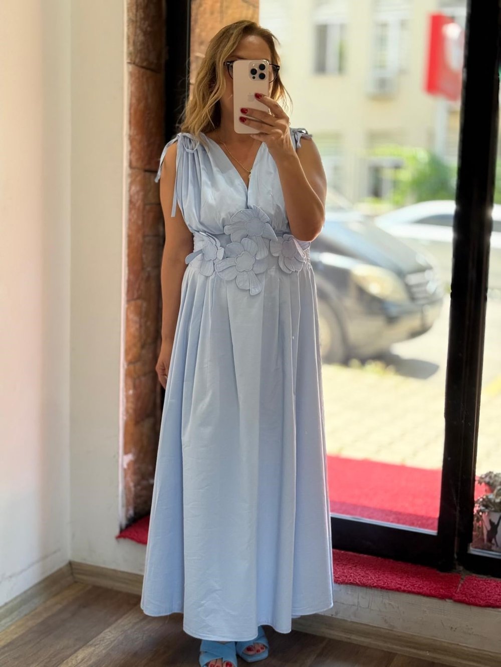 Çiçek Detaylı Yaka Ve Sırt Dekolte Elbise