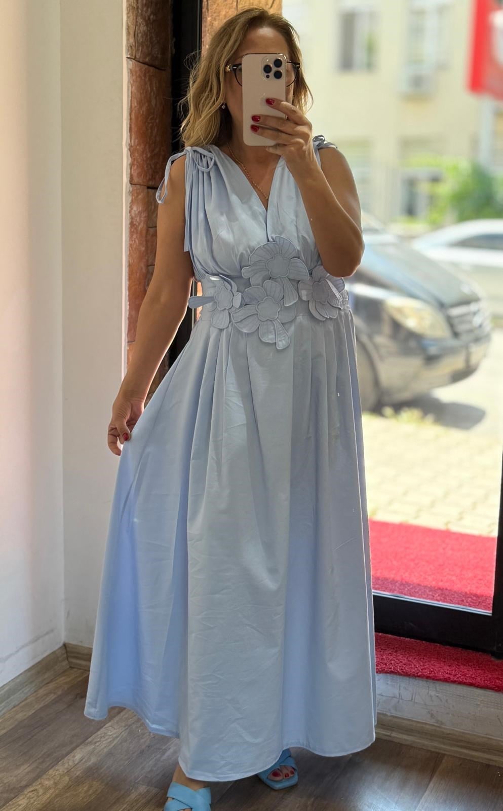 Çiçek Detaylı Yaka Ve Sırt Dekolte Elbise