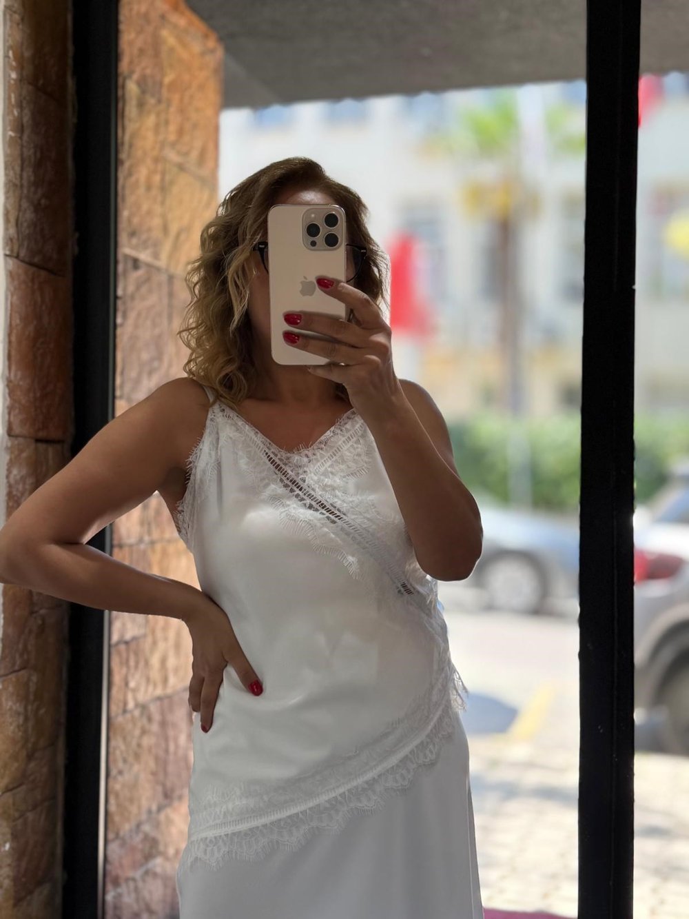 Dantel Detaylı Asimetrik Saten Bluz Beyaz
