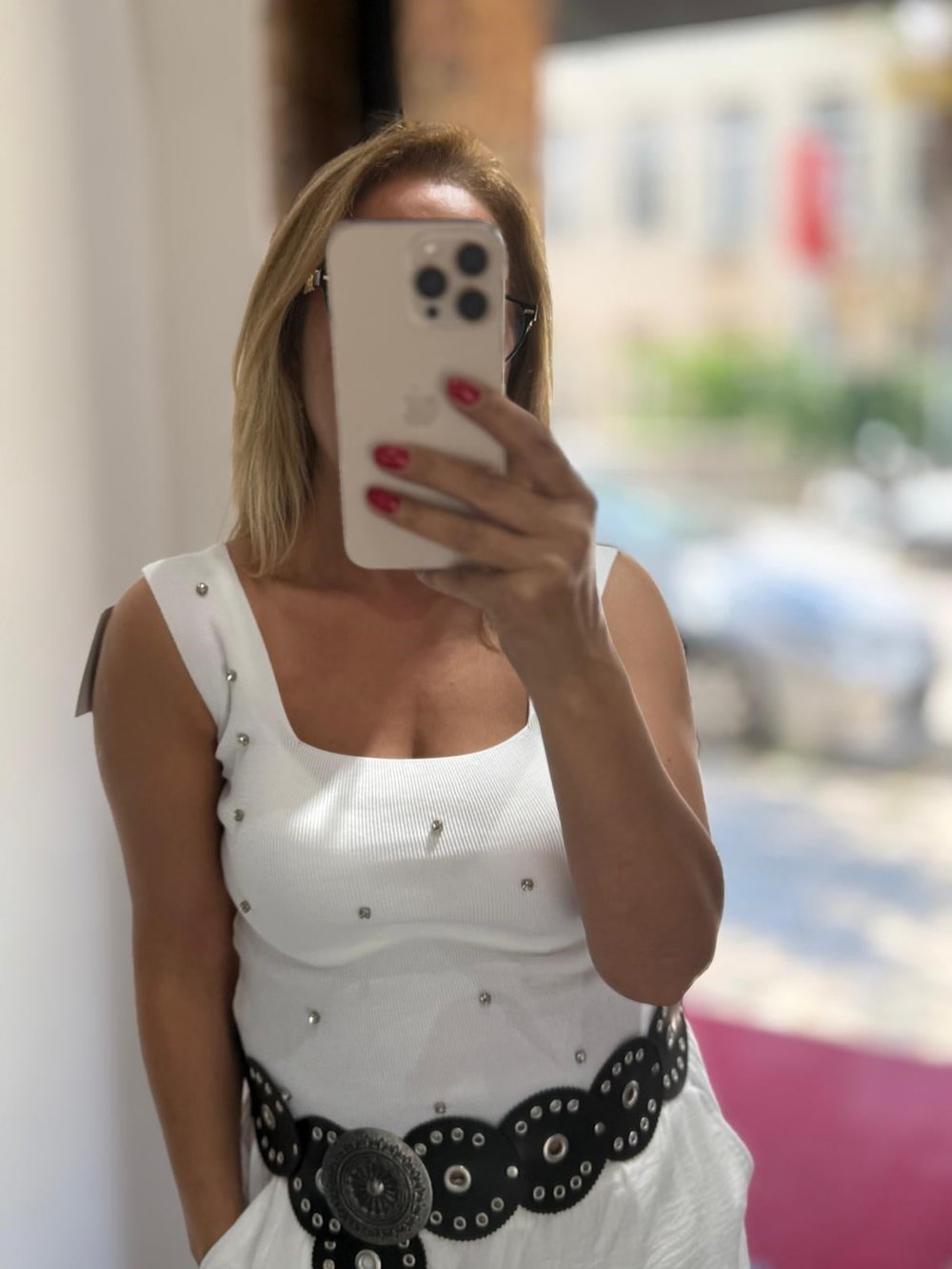 Kare Yaka Taşlı Bluz Beyaz