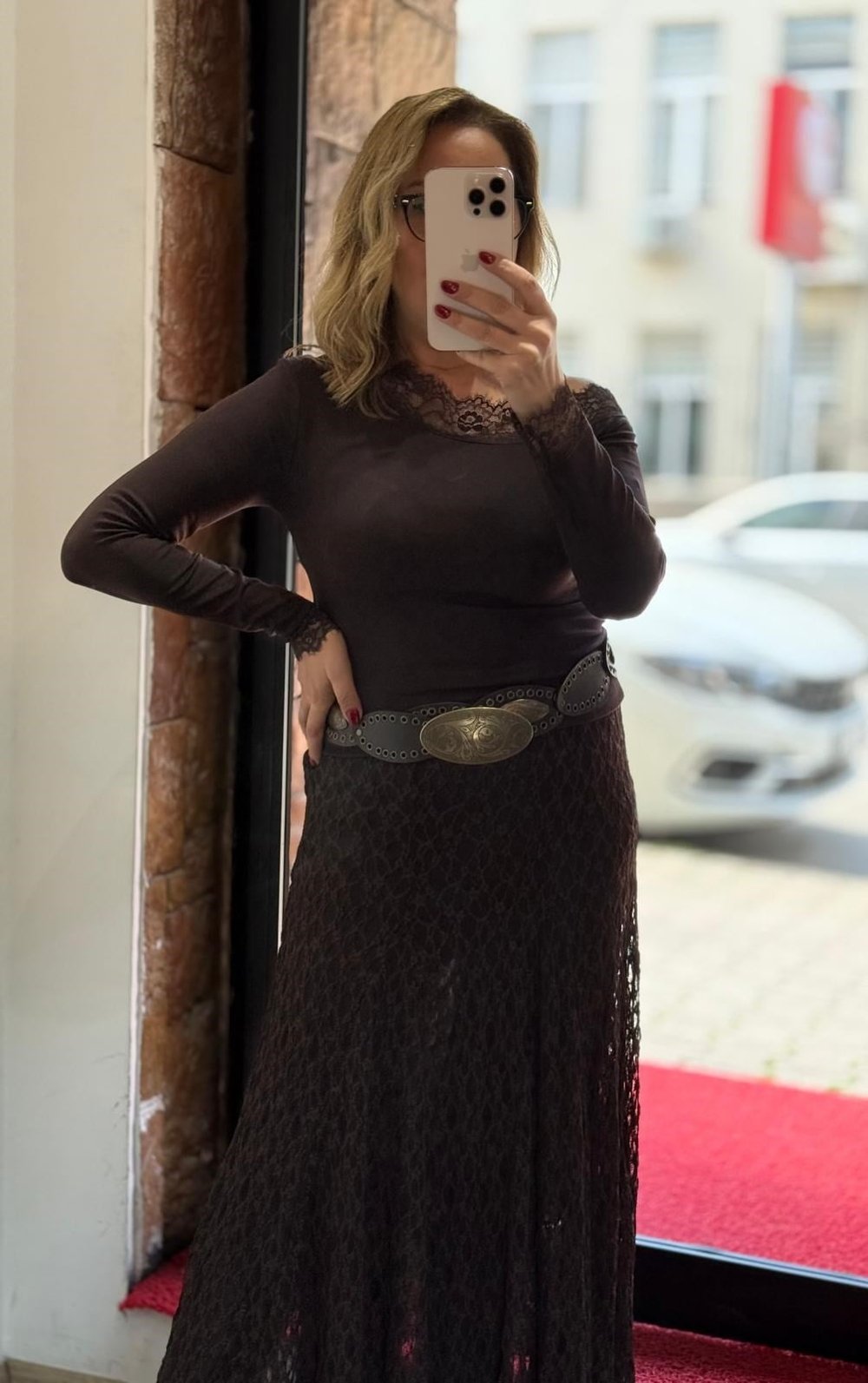 Kayık Yaka Bilek Dantel Detaylı Bluz