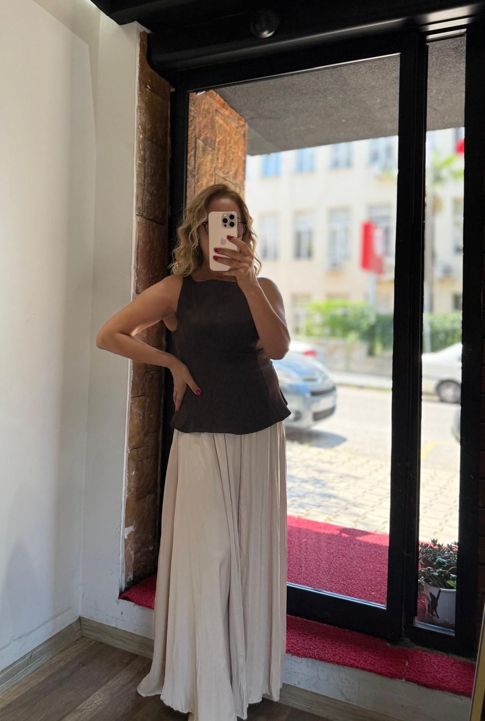 Lamineli Kalın Askılı Bluz Kahve