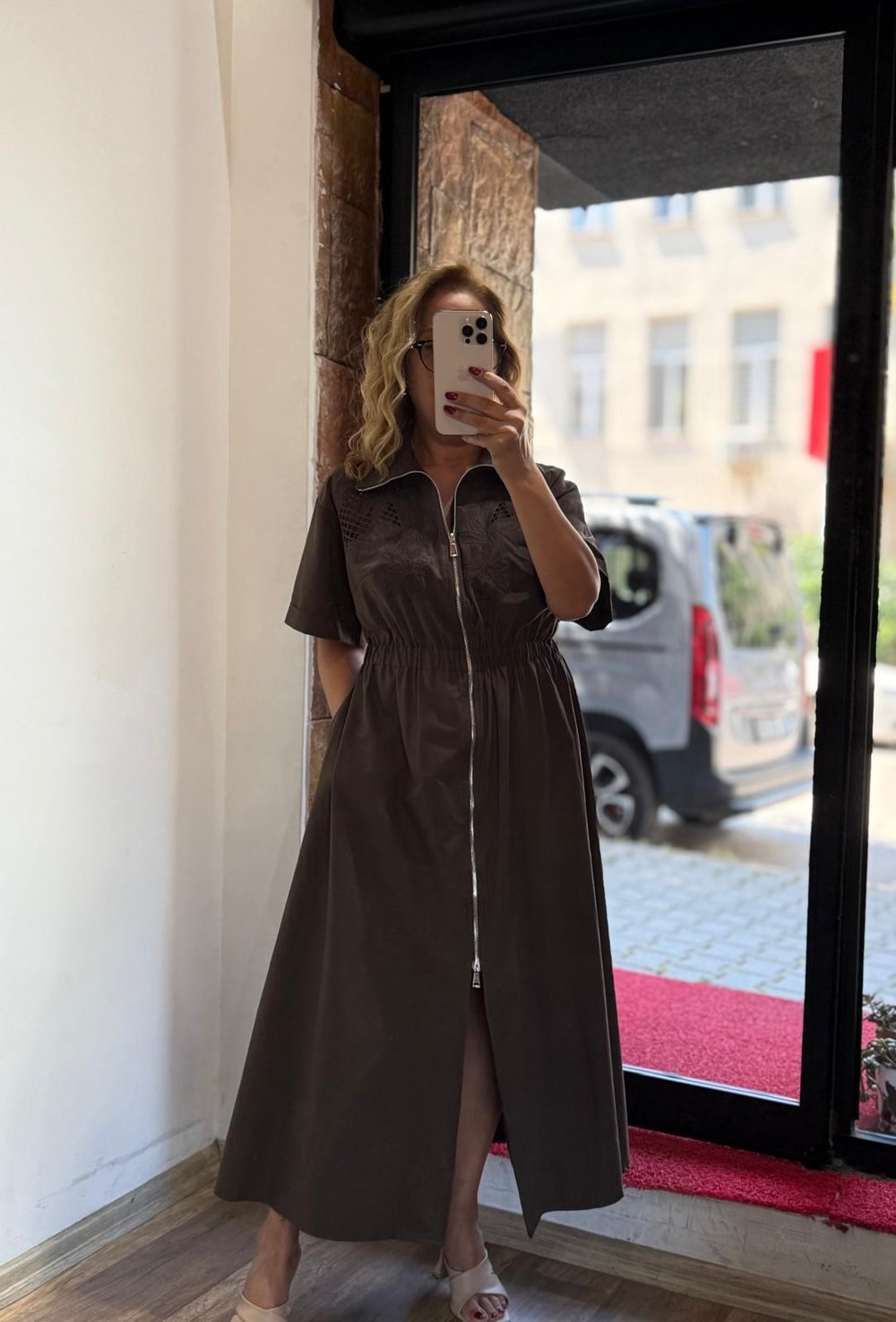 Nakış Detaylı Fermuarlı Uzun Elbise Kahverengi