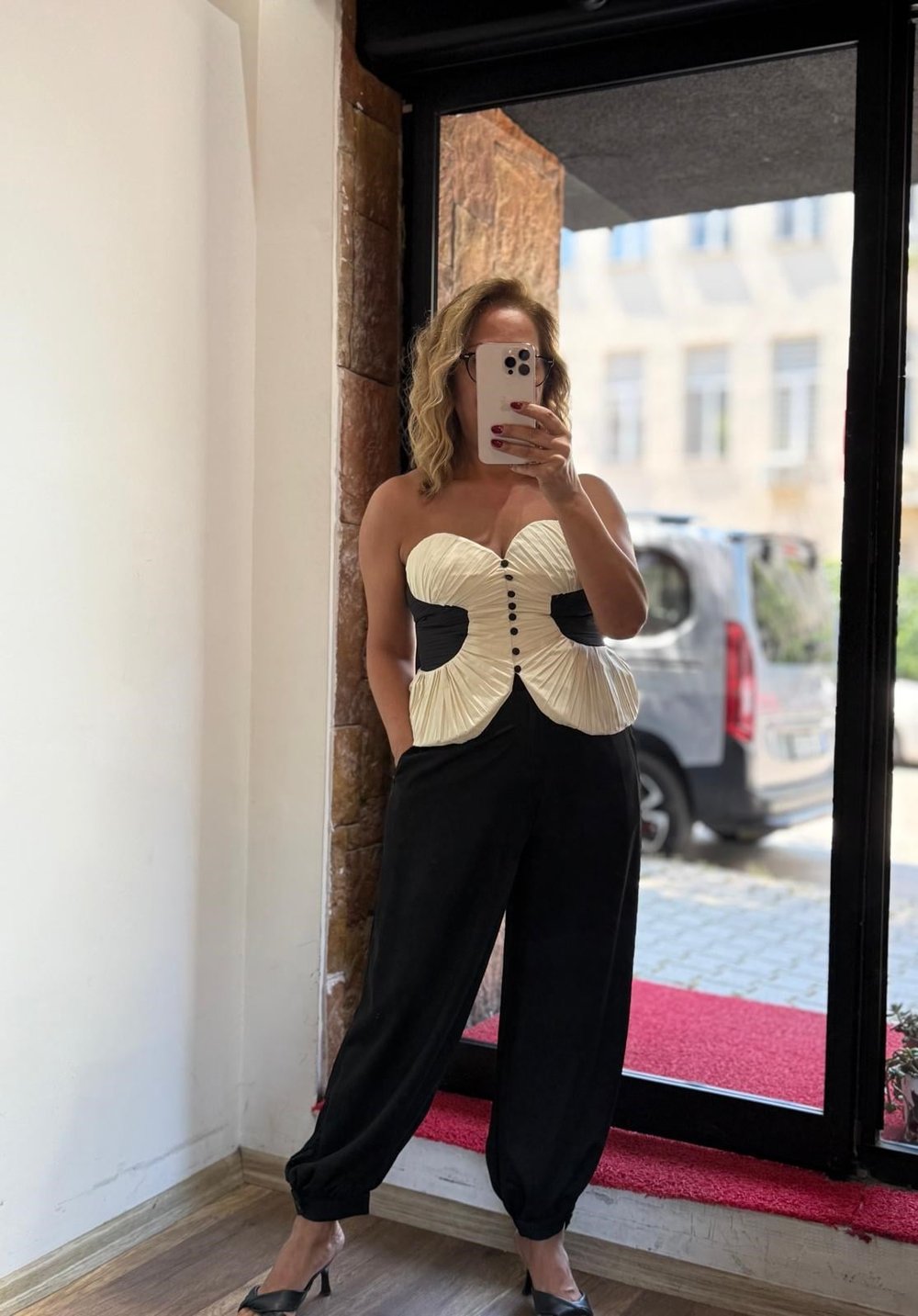 Piliseli Ekru Siyah Büstiyer 