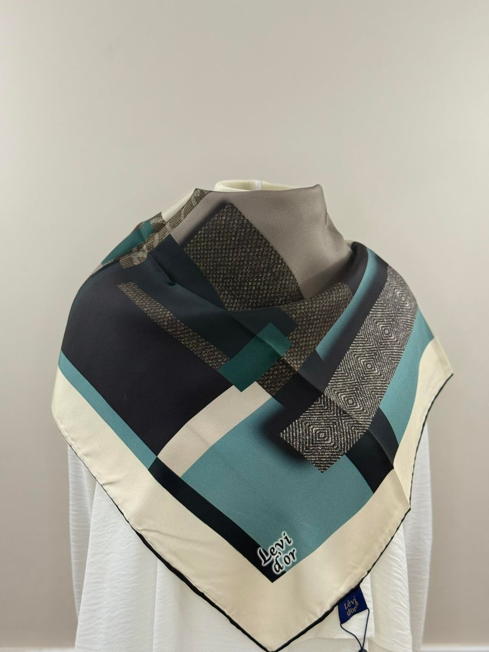 Levidor | Siyah-Yeşil Geometrik Desen Twill İpek Eşarp