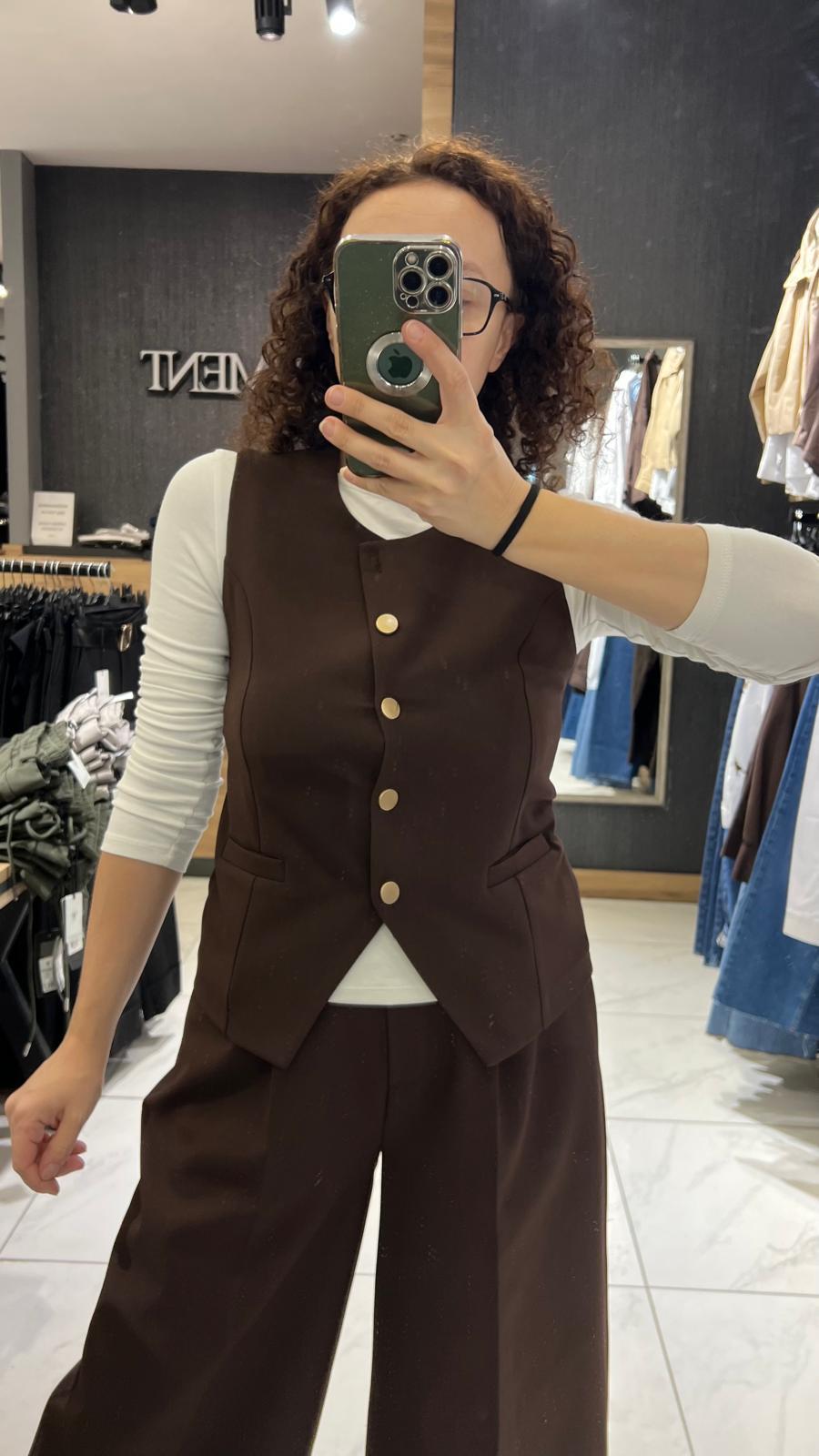 DÜĞMELİ YELEK KAHVE