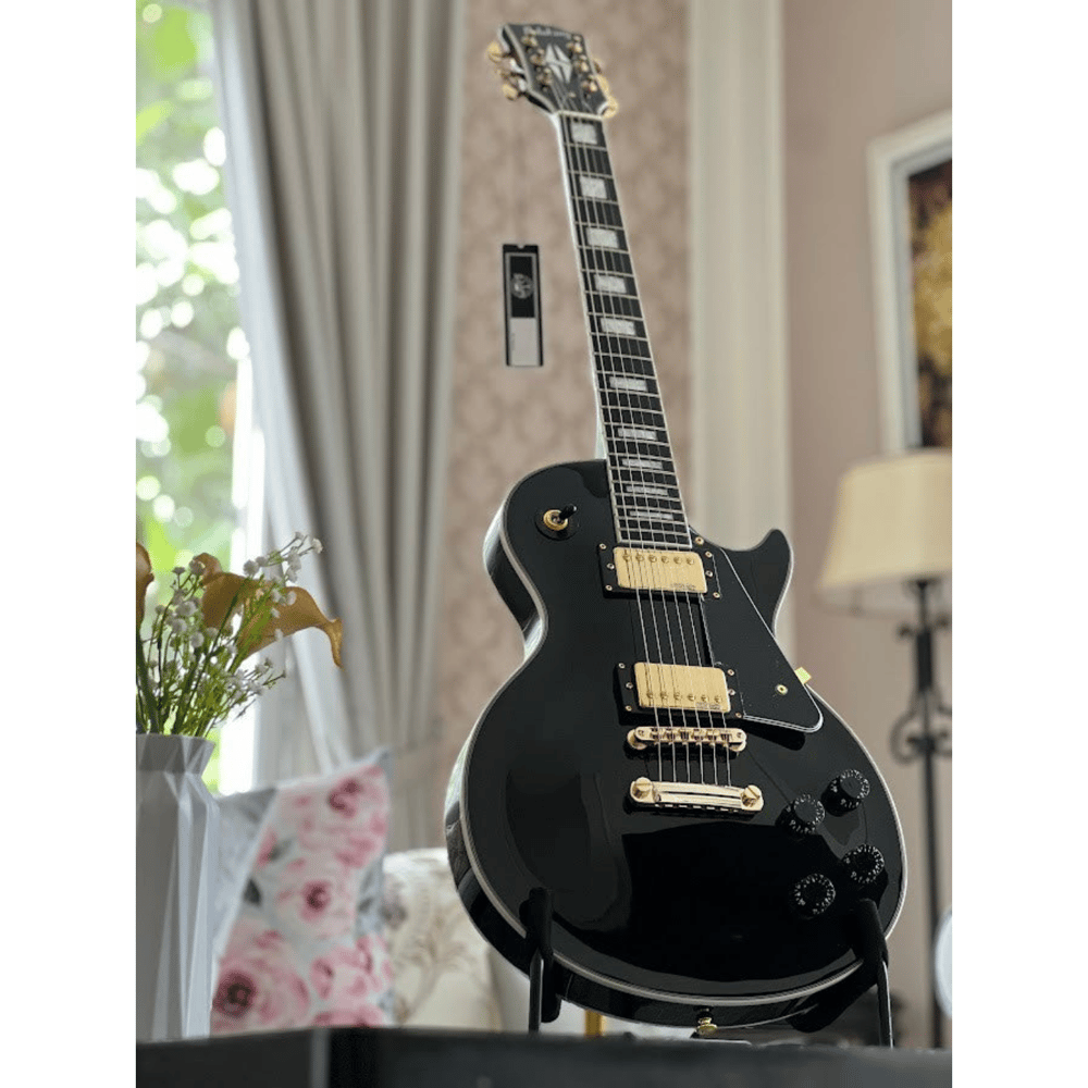 Soloking SLC60 in Black Beauty with Gold Hardware W/Gigbag