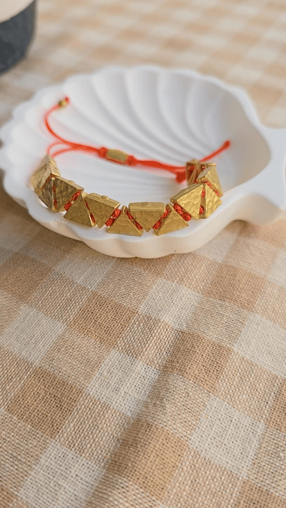 Triangle Turuncu İpli Pirinç Bileklik