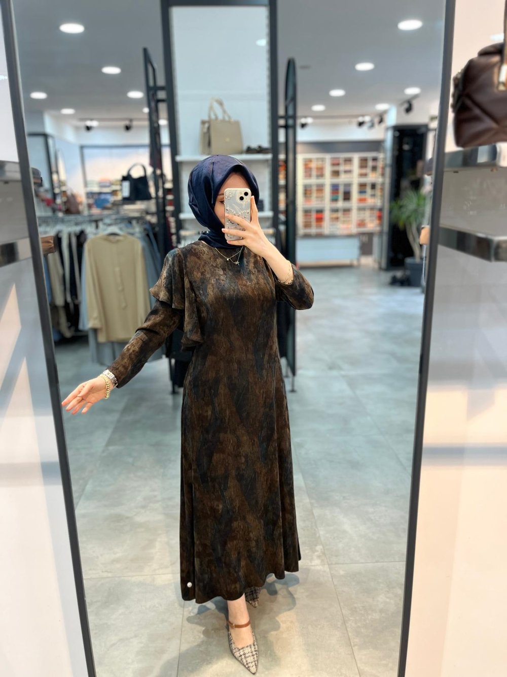 Alesya Omuzu Fırfırlı Kuşak Kemerli Desenli Cupra Elbise - Kahve