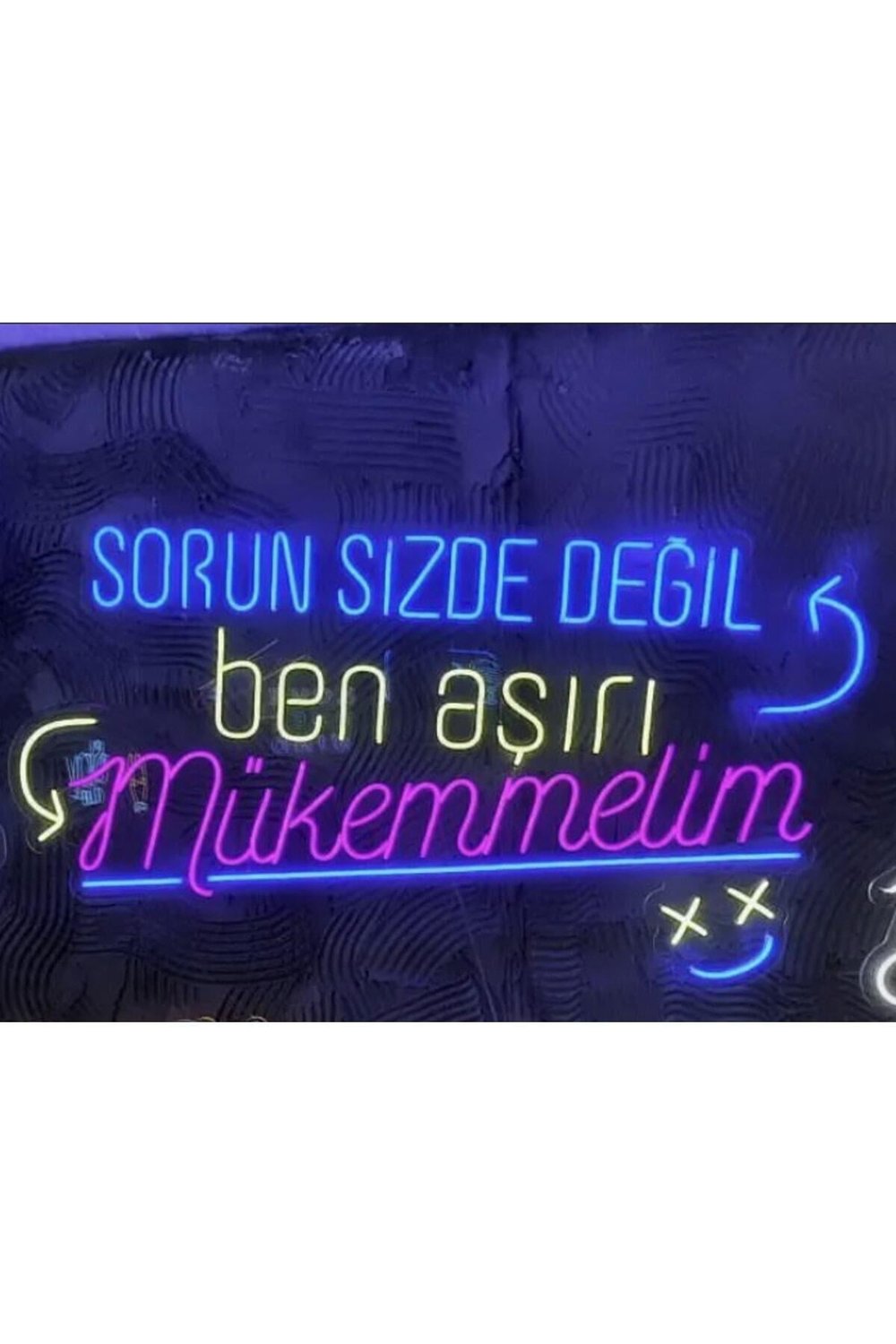 “Sorun Sizde Değil, Ben Aşırı Mükemmelim” Yazılı Renkli Neon Tabela