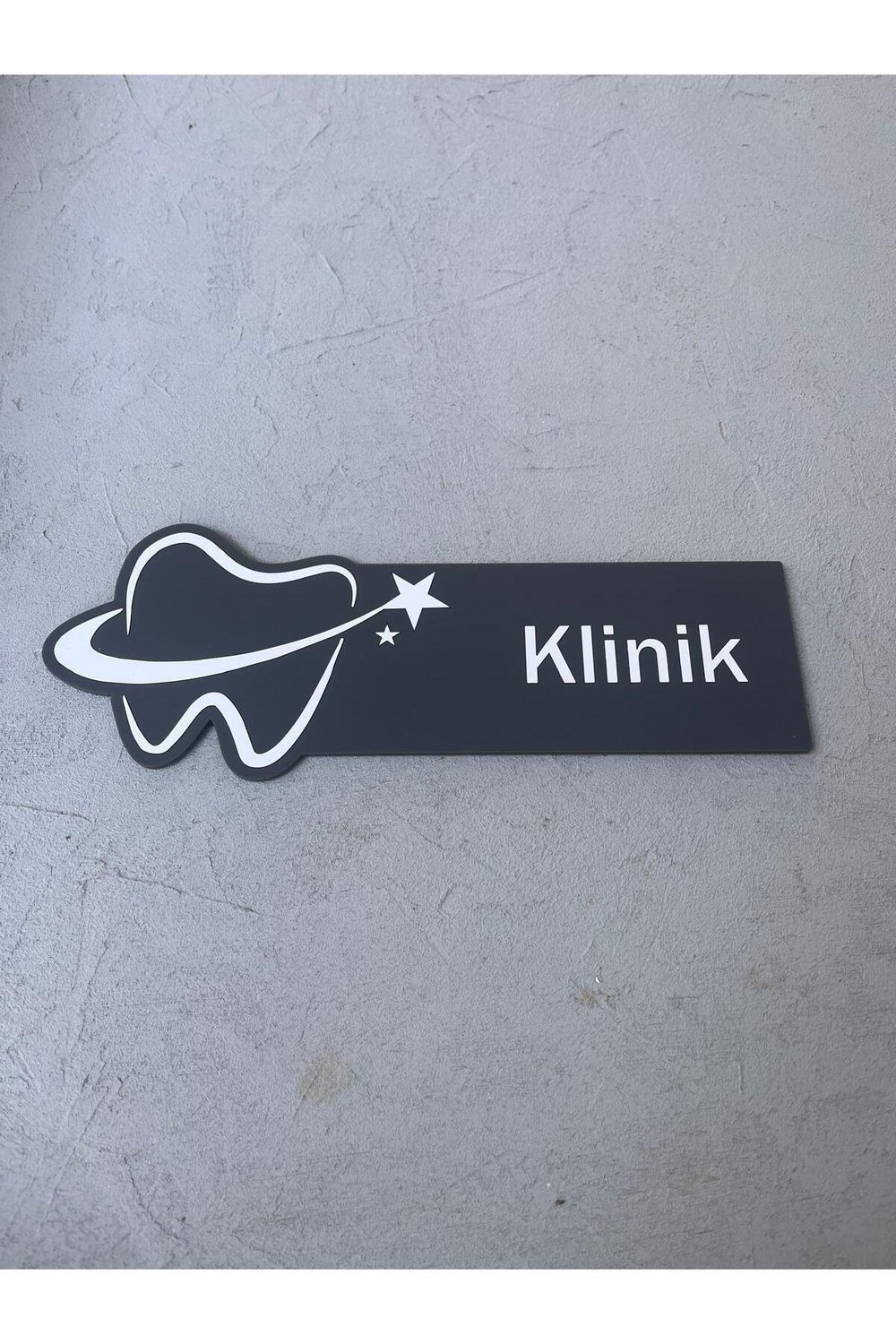 Diş Kliniği Tabelası | Pleksi Yönlendirme Levhası – Siyah Beyaz Modern Tasarım